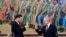 Кытайдын лидери Си Цзинпин жана Орусиянын президенти Владимир Путин 2023-жылы мартта Москвада өткөн саммитте колдоруна шарап кармап турат.