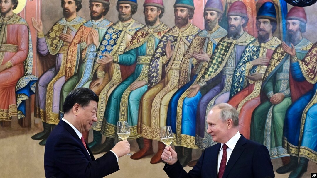 Președintele Chinei, Xi Jinping, și președintele Rusiei, Vladimir Putin, la dineul de stat desfășurat la Kremlin pe 21 martie 2023. Un diplomat chinez tocmai ce a contestat suveranitatea statelor ex-sovietice. Cu alte cuvinte, a deplâns prăbușirea URSS exact ca Vladimir Putin.