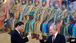 Președintele Chinei, Xi Jinping, și președintele Rusiei, Vladimir Putin, la dineul de stat desfășurat la Kremlin pe 21 martie 2023. Un diplomat chinez tocmai ce a contestat suveranitatea statelor ex-sovietice. Cu alte cuvinte, a deplâns prăbușirea URSS exact ca Vladimir Putin.