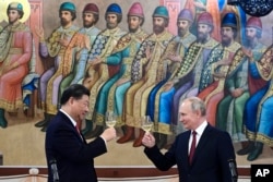 Xi Jinping (majtas) me presidentin Putin në një vizitë treditore të liderit kinez në Moskë. Shkurt 2023.