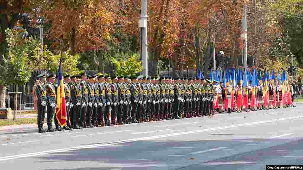 Pentru a aduce un omagiu primului președinte al Republicii Moldova Mircea Snegur, cortegiul funerar a făcut mai întâi o oprire la&nbsp;Președinția Republicii Moldova.&nbsp;