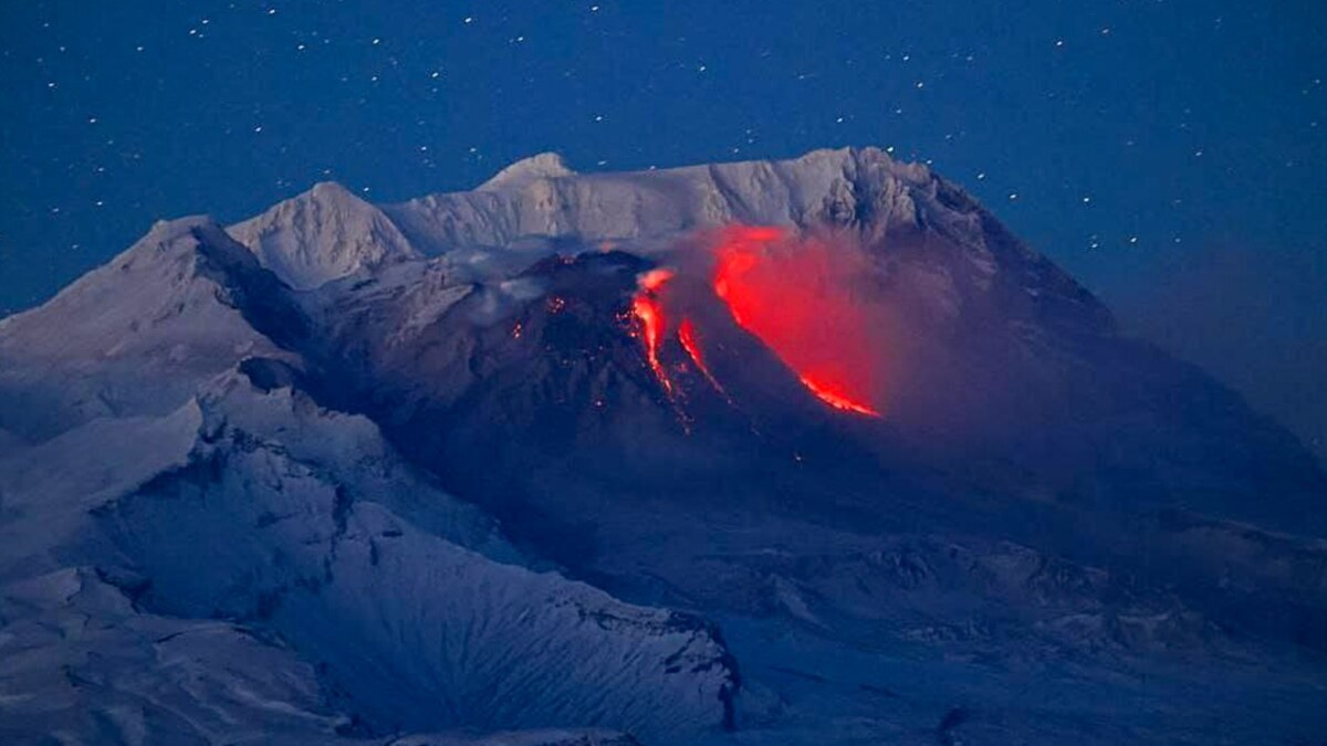 Един от най-активните вулкани в Русия изригна във вторник, изхвърляйки