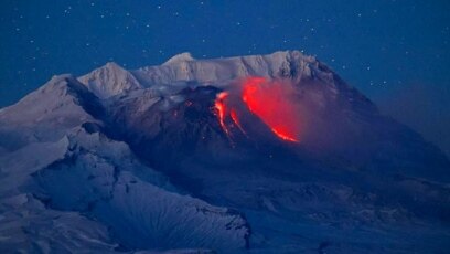 Един от най активните вулкани в Русия изригна във вторник изхвърляйки