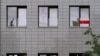 Беларускія нацыянальныя сьцягі ў вокнах будынкаў у Вільні, Літва. 12 ліпеня, 2023 году