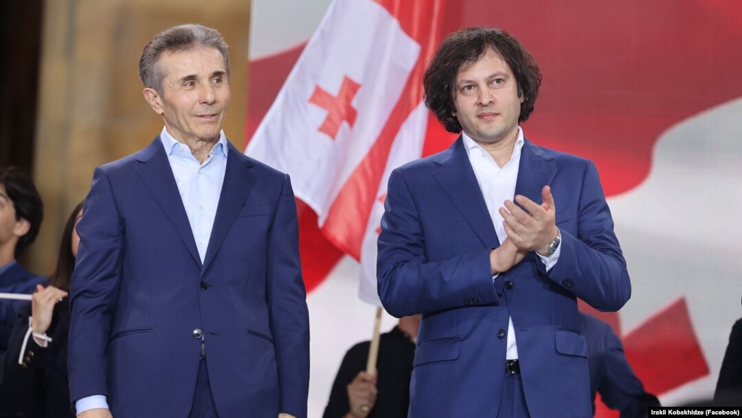 "Gürcü arzusu"nun qurucusu Bidzina İvanişvili və baş nazir İrakli Kobaxidze apreldə Tbilisidə partiyanın mitinqində.