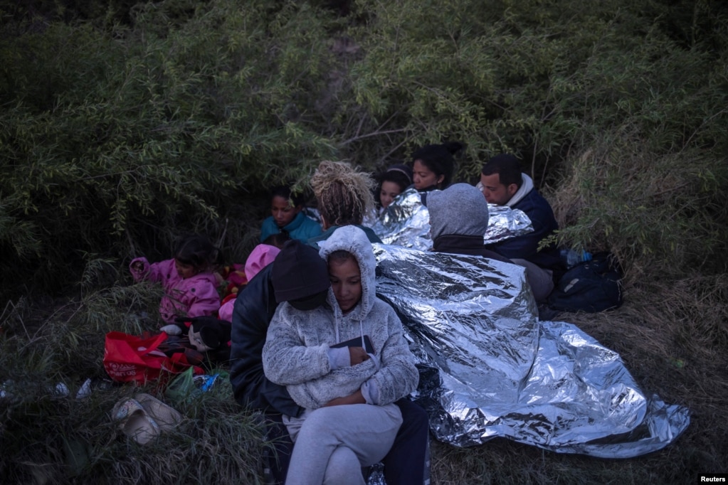 Paola dhe Ramses, një çift migrantësh nga Venezuela, përqafohen për të qëndruar më ngrohtë mes motit të ftohtë që mban ndërsa janë në kërkim të një pike për t'u futur në Shtetet e Bashkuara, Teksas, SHBA, 26 mars 2024.