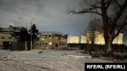 Новые дома на фоне руин Мариуполя. Украина, январь 2024 года
