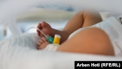 Fotografi ilustruese. Një foshnje në Klinikën e Neonatologjisë.