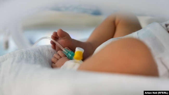 Fotografi ilustruese. Një foshnje në Klinikën e Neonatologjisë.