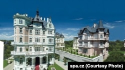 Hotel deținut de un oligarh rus la Karlovy Vary. După tensionarea relațiilor politice ceho-ruse, mulți asemenea proprietari și-au vândut imobilele, ca să evite pierderea lor în urma vreunor sancțiuni.