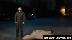 Președintele Volodimir Zelenski s-a fotografiat lângă o dronă Shahed 136 doborâtă de armata ucraineană. Era în octombrie 2022.