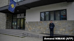 Policajac ispred zgrade Opštine Severna Mitrovica, fotografija iz arhive