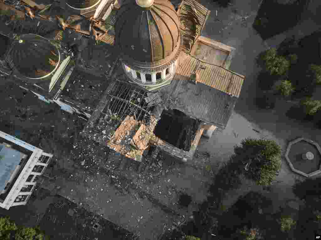 Az 1809-ben felszentelt Urunk Színeváltozása-székesegyház Odessza legnagyobb ortodox temploma. A szovjet hatóságok 1939-ben lerombolták, de 2003-ban újjáépítették. A 2023. július 23-i felvételen a székesegyház rakétatámadás utáni állapota látható