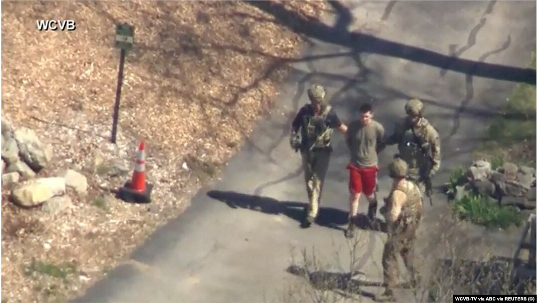 Momentul în care agenții FBI l-au arestat pe Jack Teixeira, în North Dighton, Massachusetts.