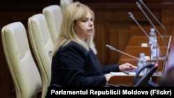 Anca Dragu la ședința parlamentului de la Chișinău în timp ce era confirmată în postul de guvernatoare a BNM, 22 decembrie 2023