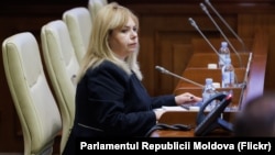Anca Dragu la ședința parlamentului de la Chișinău în timp ce era confirmată în postul de guvernatoare a BNM, 22 decembrie 2023
