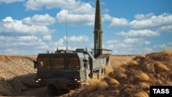 სარაკეტო კომპლექსი "ისკანდერ-მ". რუსეთი, ასტრახანი. 2020 წლის 20 სექტემბერი. აშშ მიიჩნევს, რომ „ისკანდერის“ კომპლექსის ერთ-ერთი მოდიფიკაცია (სურათზე) უკვე არღვევს მოკლე და საშუალო რადიუსის რაკეტების განლაგების ხელშეკრულებას.