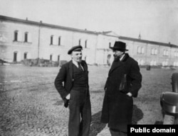 Vladimir Lenin and Vladimir Bonch-Bruevich in 1918