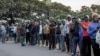 Glasači stoje u redu ispred biračkog mesta u Umlazi, Južna Afrika, 29. maj 2024.