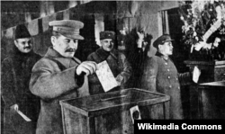 Сталін, Молатаў, Варашылаў і Яжоў галасуюць. 13 снежня 1937