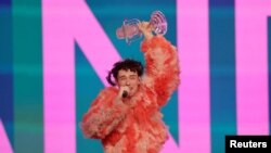 Швајцарскиот изведувач Немо во финалето за избор на песна на Евровизија, Малме, Шведска, 11 мај 2024 година 