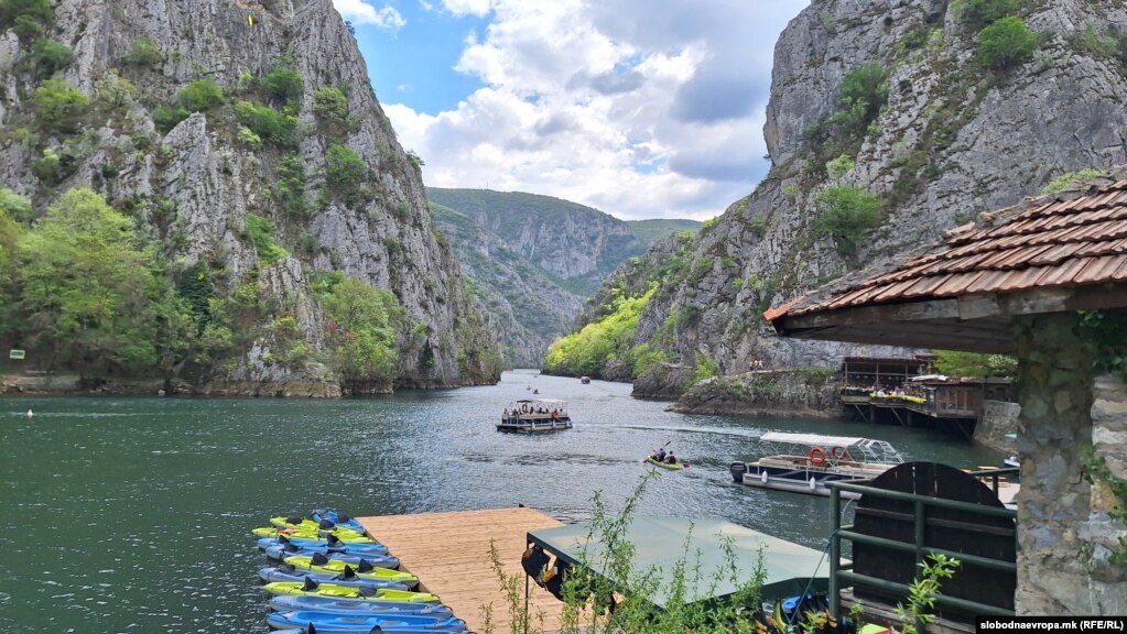 Turistët duke shijuar pamjet dhe tingujt përgjatë Kanionit të Matkës.