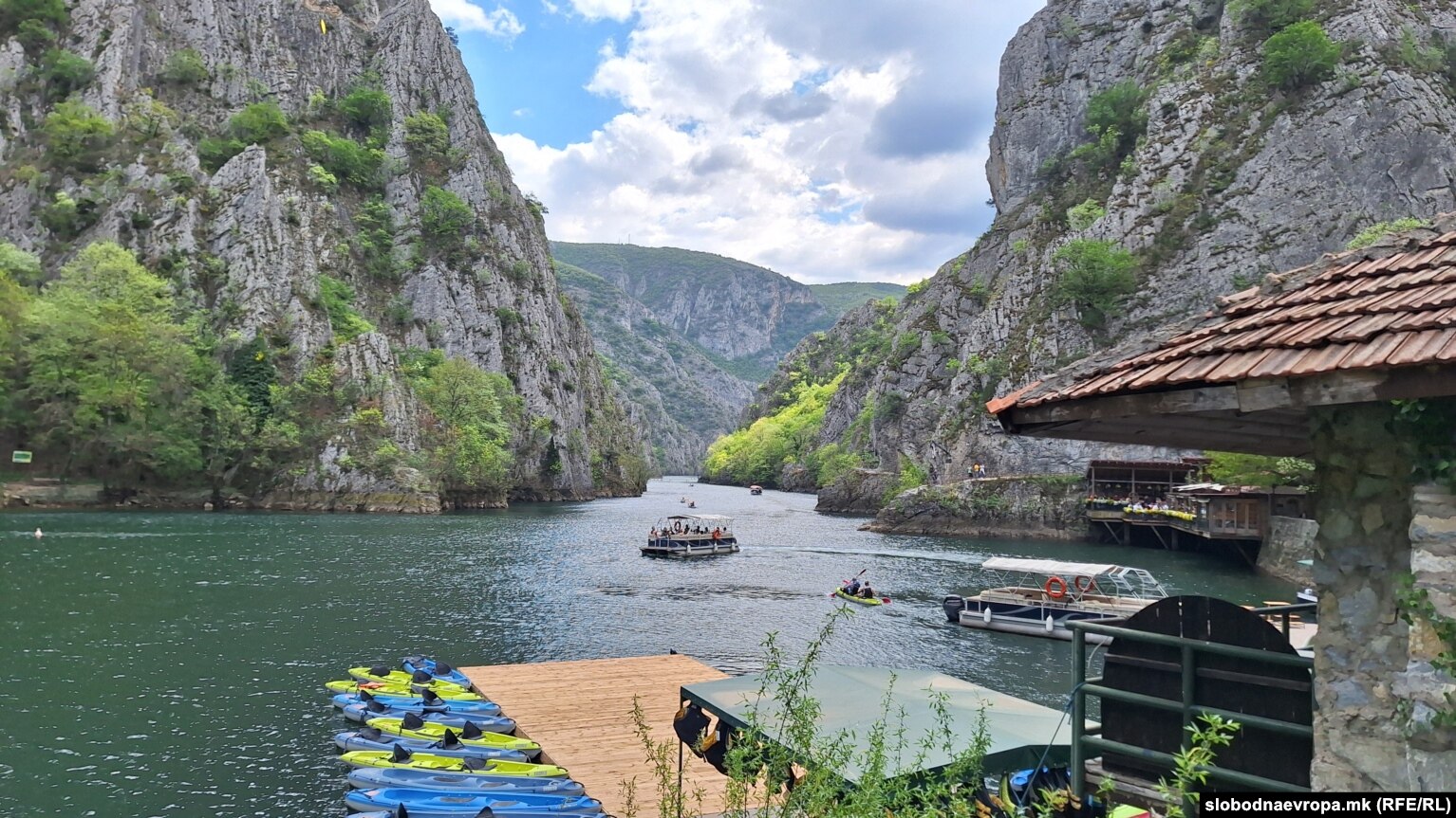 Turistët duke shijuar pamjet dhe tingujt përgjatë Kanionit të Matkës.