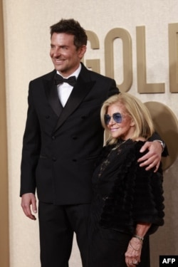  Брадли Купър и майка му Глория Кампано идват за 81-те годишни награди 