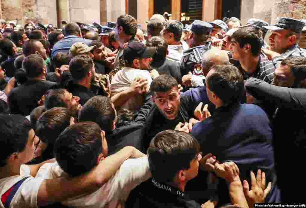 Demonstrators clash with police at the government building to protest against Armenian Prime Minister Nikol Pashinian on September 19 in Yerevan, after Azerbaijan launched an offensive in the breakaway region of Nagorno-Karabakh against ethnic Armenian forces.