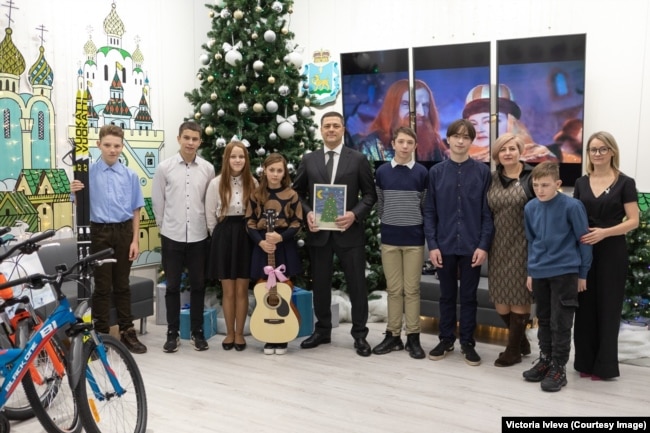 Губернатор Ведерников с детьми после вручения подарков. Крайний справа – Сережа Кравчук. Фото с сайта губернатора