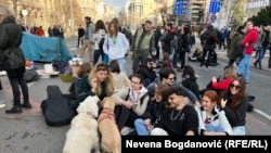Studentë dhe aktivistë të rinj bllokuan rrugën në qendër të Beogradit duke kërkuar hapjen e listës së votuesve pas pretendimeve për keqpërdorime në zgjedhje. Serbi, 29 dhjetor 2023.