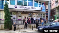 Građani čekaju ispred ekspoziture NLB Komercijalne banke u Severnoj MItrovici, Kosovo, 13. oktobar 2023.
