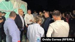 Liderul UDMR, Kelemen Hunor (în sacou negru, în stânga) la întâlnirea de la sediul formațiunii, din Cluj, după încheierea votării la alegerile locale și parlamentare din 9 iunie.