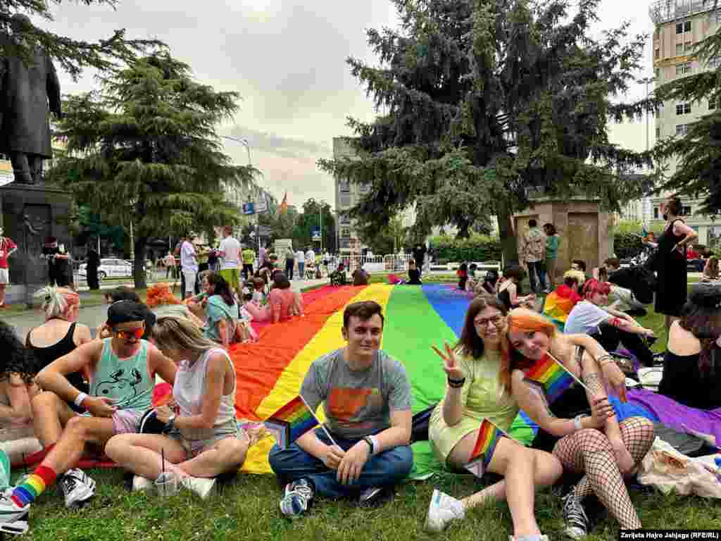 Учесници на Парадата во паркот Жена борец во Скопје