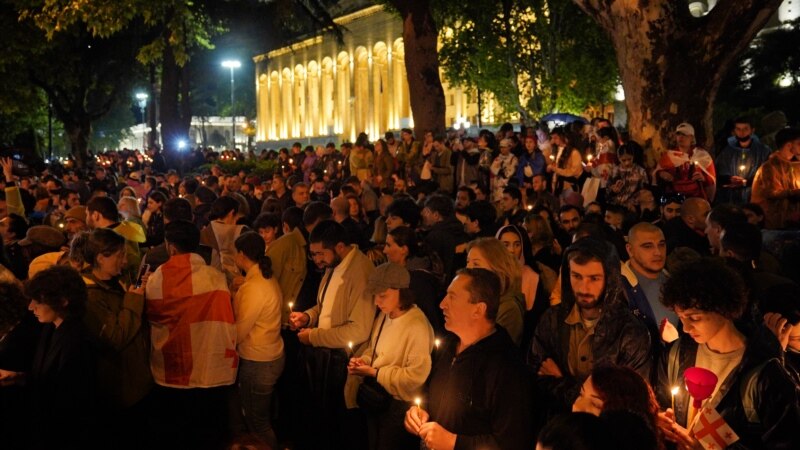 Тысячи протестующих в Тбилиси встречают Пасху на Руставели