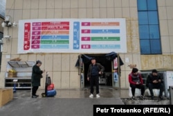 Люди у торгового центра в Международном центре приграничного сотрудничества «Хоргос». 20 марта 2024 года