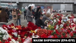 Хора скърбят и поднасят цветя до концертната зала "Крокус Сити Хол", Москва, 25 март.