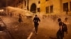 Демонстранти втікають від водометів, застосованих силовиками, щоб розігнати мітинг проти законопроєкту про «іноземних агентів», Тбілісі, Грузія, 2 травня 2024 року