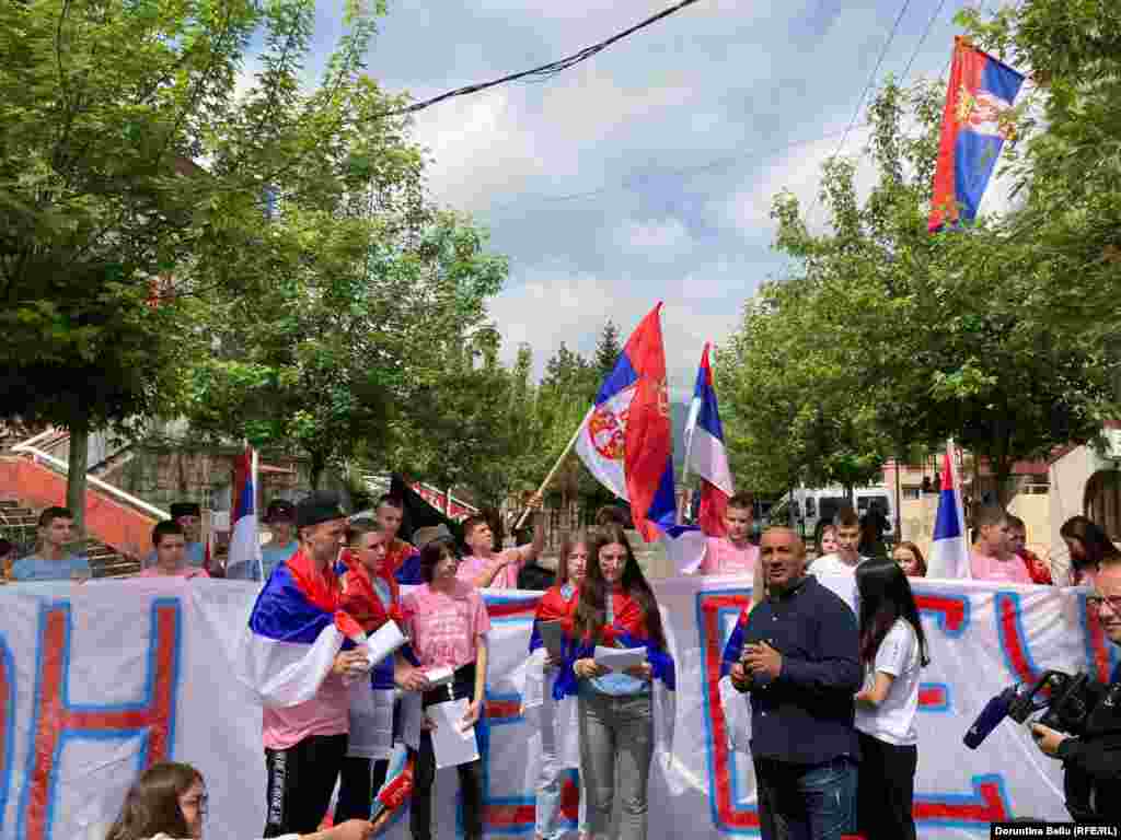 Edhe nxënës të shkollave fillore në Zveçan janë parë në protestën e serbëve para ndërtesës komunale.&nbsp;