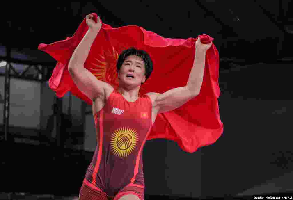 Ишемби күнү кечинде балбан кыз Айпери Медет кызы да Азия чемпионатынын алтын медалын тагынды.