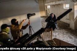 20 днів Мстислав Чернов разом з командою записував життя в Маріуполі: як люди живуть в облозі, як військові та медики рятують цивільних