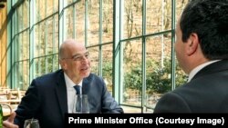 Kryeministri i Kosoves, Albin Kurti dhe ministri i Jashtëm të Greqisë, Nikos Dendias gjatë një dreke pune në Prishtinë. 12 mars 2023.