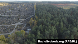 Справа ділянка під Національне військове меморіальне кладовище. Зліва Південне кладовище Києва. Гатненська громада, Фастівський район, Київська область