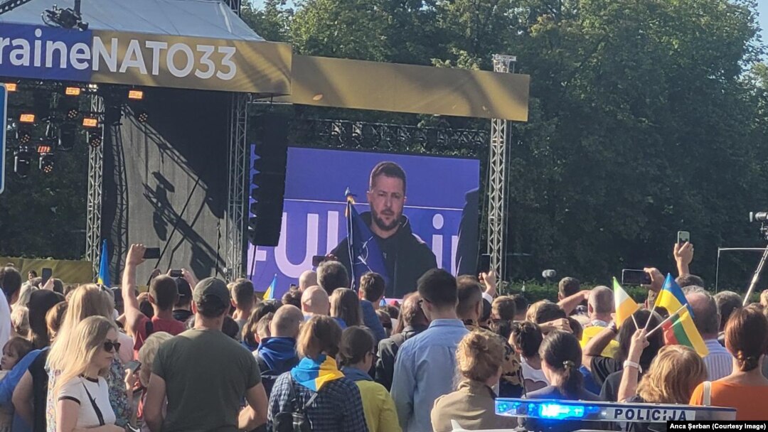 La sosirea la summitul NATO de la Vilnius, președintele Ucrainei, Volodimir Zelenski, s-a întâlnit mai întâi cu mii de lituanieni și ucraineni.
