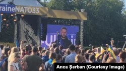 La sosirea la summitul NATO de la Vilnius, președintele Ucrainei, Volodimir Zelenski, s-a întâlnit mai întâi cu mii de lituanieni și ucraineni.