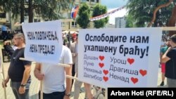 Qytetarët serbë me pankarta në duar janë mbledhur në veri të Mitrovicës.