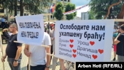Skup u Severnoj Mitrovici, 27. juna 2023. Na plakatima sa imenima nekih od uhapšenih Srba piše 'Oslobodite nam uhapšenu braću'. Na drugom plakatu: 'Nema povlačenja, nema predaje'.
