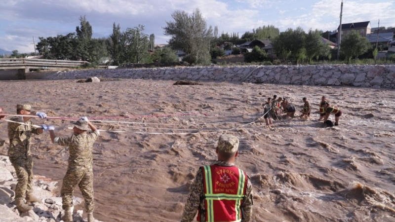По обилните поплави, прогласена вонредна состојба во киргистанскиот град Ош 