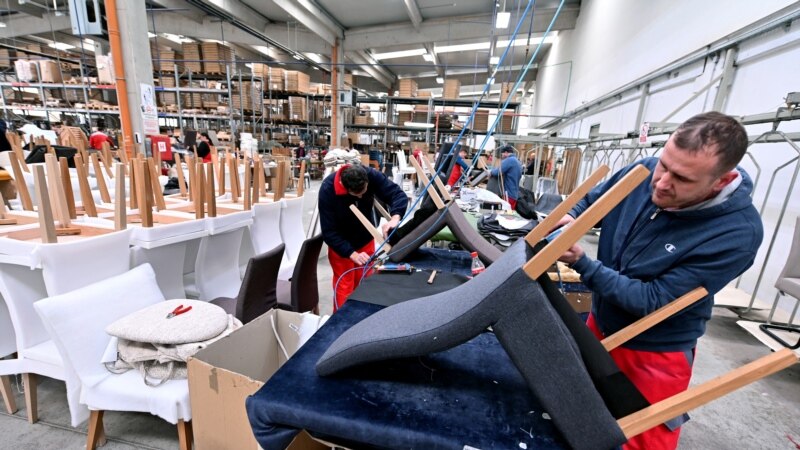 Tarifat e Trumpit për drurin dhe mobiliet hyjnë në fuqi, rrezikohen edhe tregtarët kosovarë