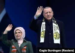 Реджеп Тайип Эрдоган и его супруга Эмине приветствуют собравшихся на митинге 30 апреля 2023 года в Анкаре. Фото: Reuters.